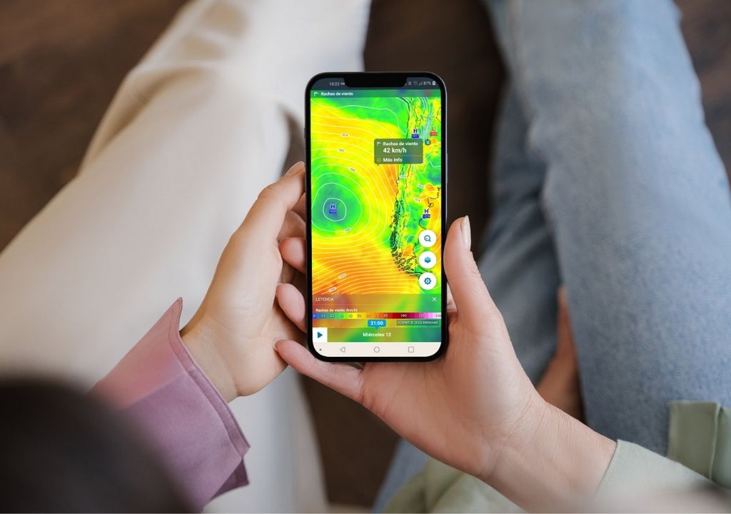 persona revisando mapas de pronóstico en la aplicación de Meteored