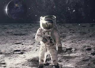 ¿Por qué el traje de los astronautas es de color blanco?