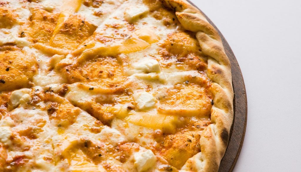 pizza 4 quesos Por su intensidad, la pizza Cuatro quesos debe ser muy bien acompañada por un vino fresco. Imagen: Engin Akyurt