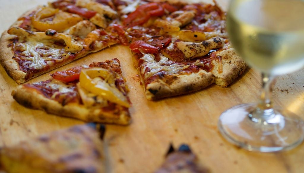 Pizza hawahiana La pizza Hawaiana es amada por algunos y no tan querida por otros. Estos últimos argumentan que una pizza no debería llevar piña. Para gustos, colores. Imagen: Brett Jordan