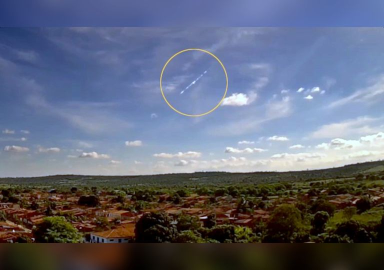 Queda de meteoro causa estrondo e assusta moradores da Bahia Queda de meteoro causa estrondo e assusta moradores da Bahia
