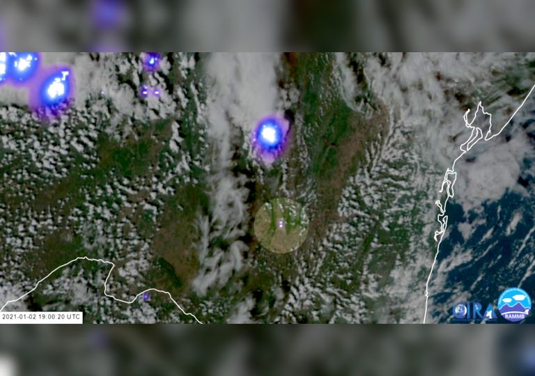 Queda de meteoro causa estrondo e assusta moradores da Bahia Queda de meteoro causa estrondo e assusta moradores da Bahia