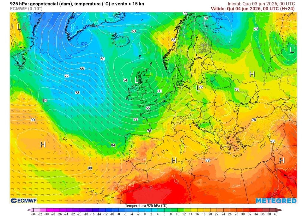 O mapa de geopotencial a 925 hPa mostra a entrada de ar mais frio pelo Atlântico (representada por cor verde no mapa), associada a uma circulação de norte. Esta massa de ar polar marítimo vai começar a influenciar Portugal durante esta noite.