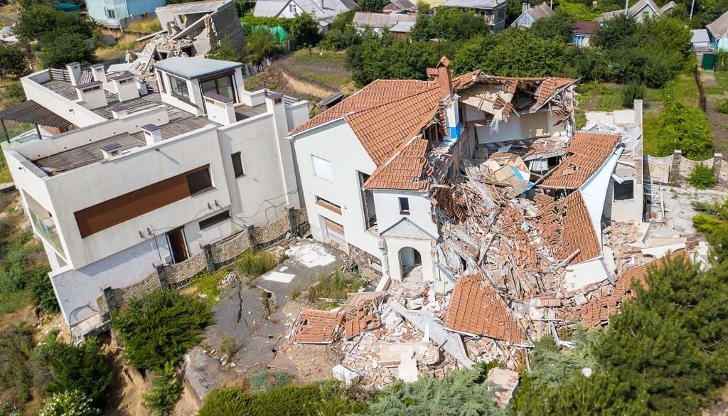 Terremoti. Se i terremoti profondi del Tirreno rappresentano un rischio limitato, non si può dire lo stesso per quelli superficiali che periodicamente colpiscono l’Italia. In un Paese ad alta sismicità come il nostro, la vera sicurezza passa dall’ingegneria antisismica avanzata.
