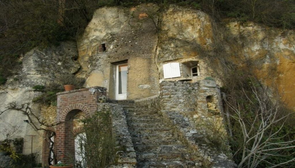 Le village comprend de nombreux escaliers menant aux habitations.