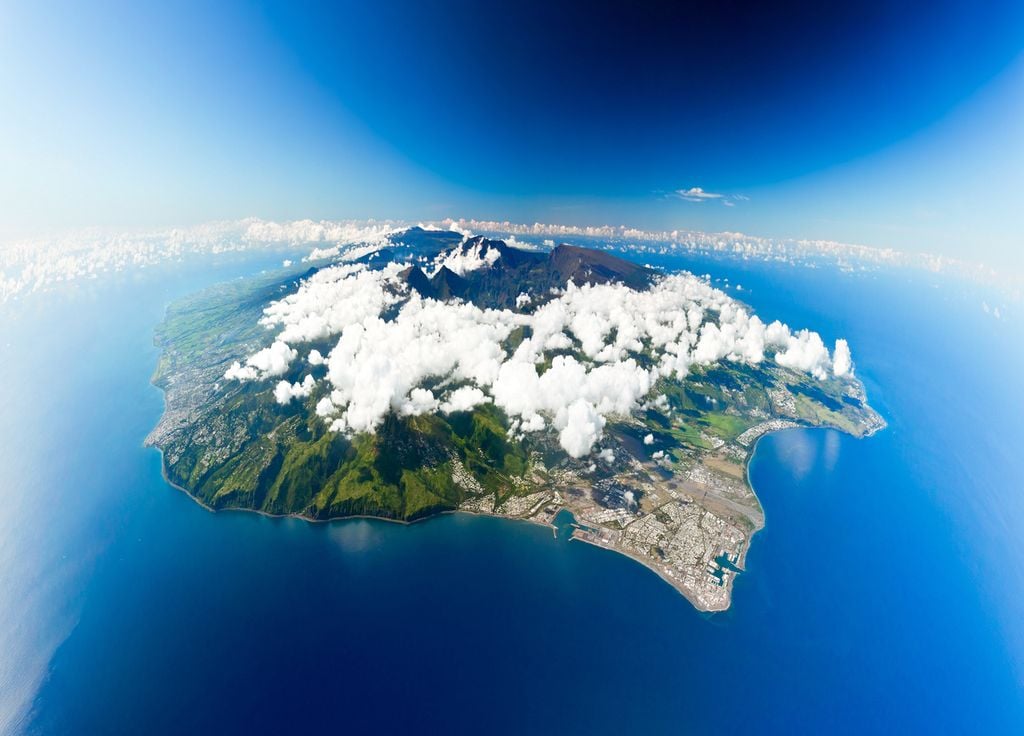 Île de la Réunion vue du ciel relief nuages