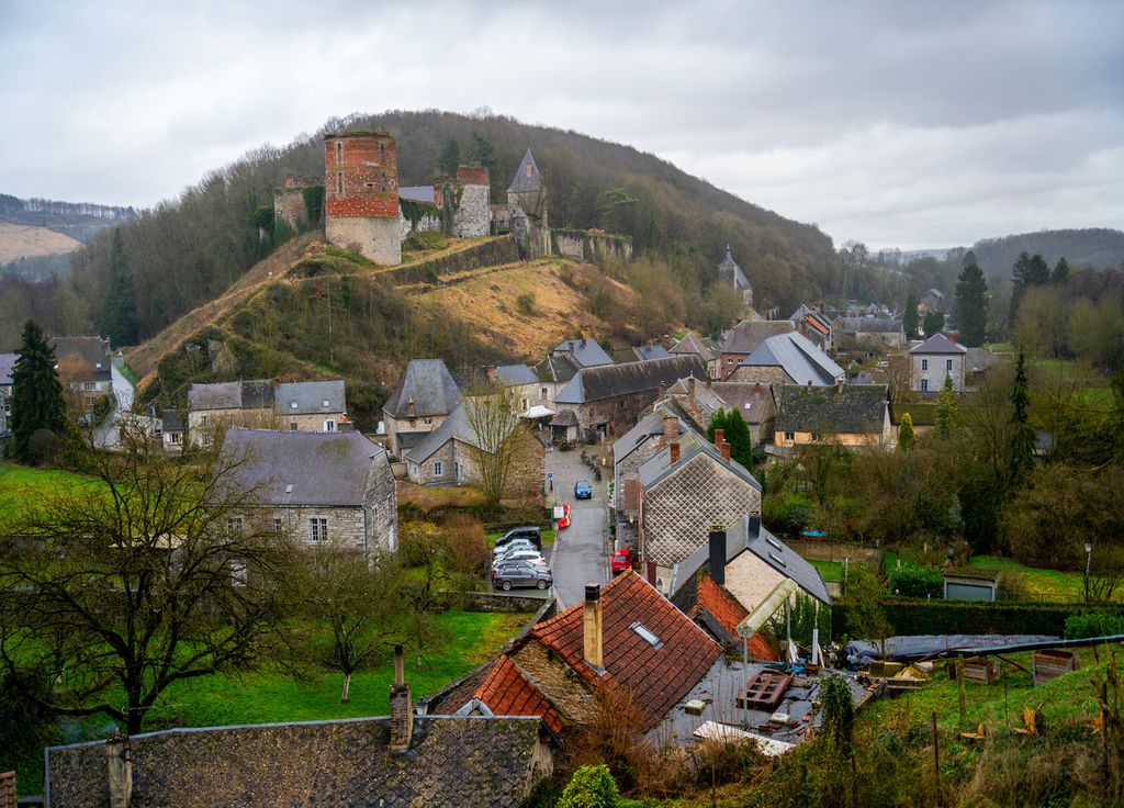 Avec ses maisons en pierre bleue et ardoise, Hierges revêt un caractère pittoresque.