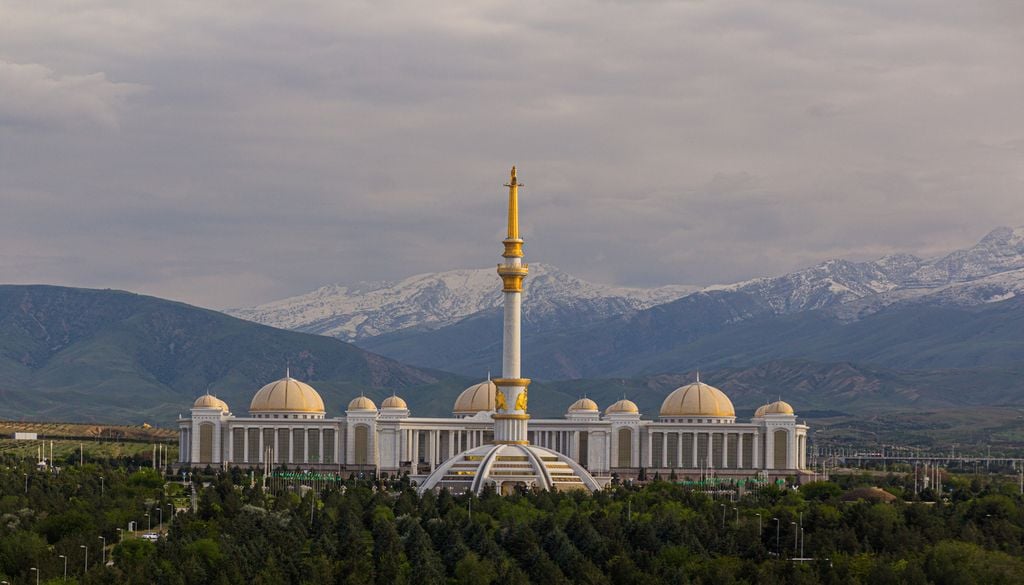 Le monument de l'Indépendance et la Bibliothèque nationale, à Ashgabat. Le monument de l'Indépendance et la Bibliothèque nationale, à Ashgabat.