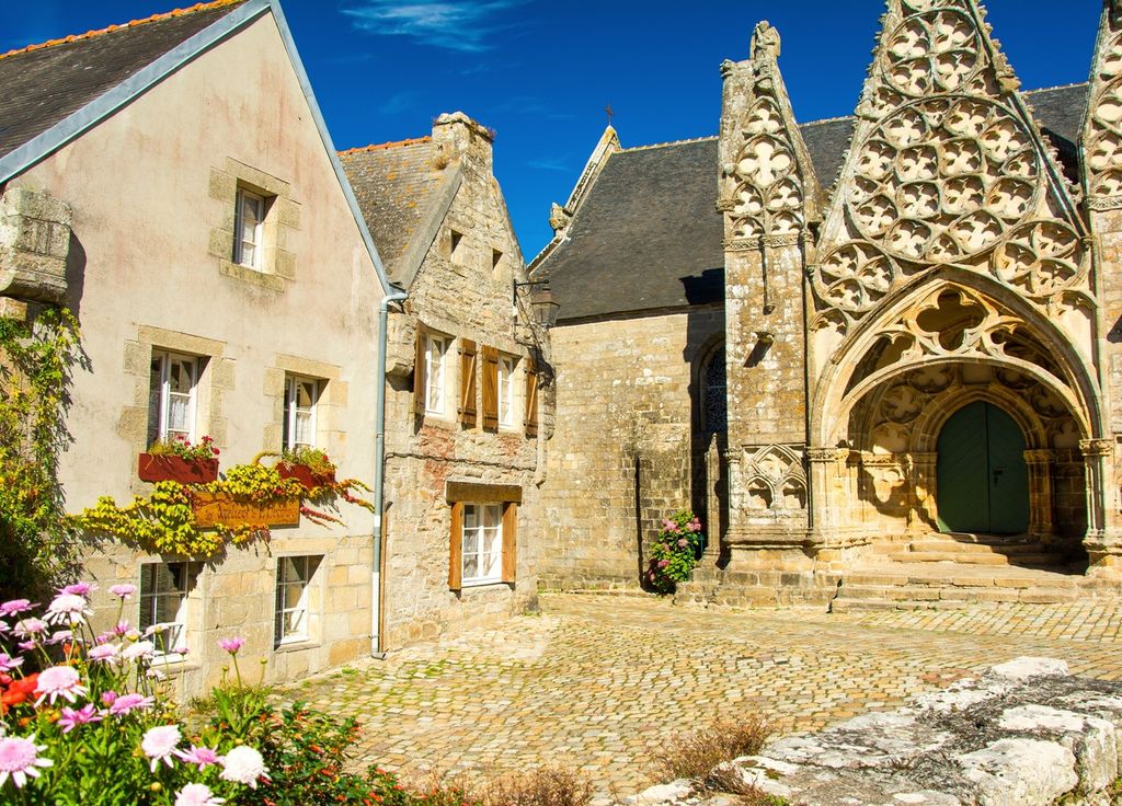 L'église Notre-Dame-de-Roscudon a été construite jusqu'au second quart du XVIe siècle grâce au mécénat des seigneurs de Pont-Croix.