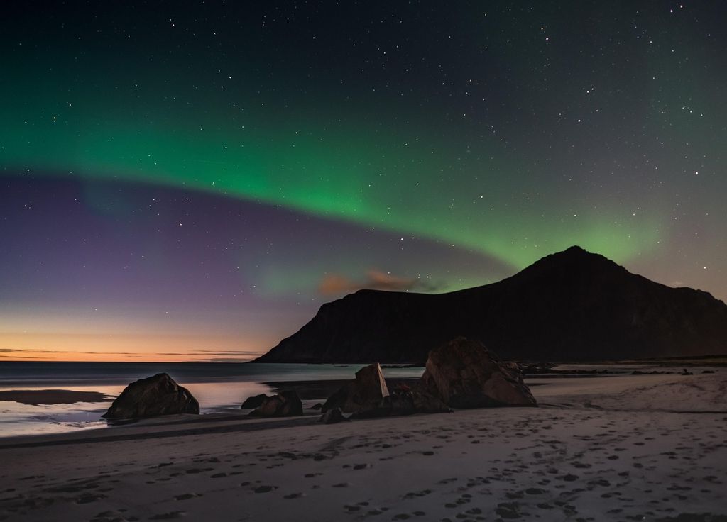 Surfer sous les aurores boréales : une expérience à vivre en hiver. Surfer sous les aurores boréales : une expérience à vivre en hiver.