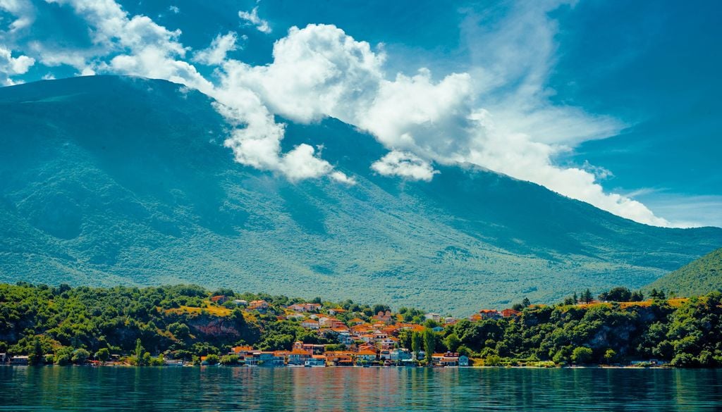 Collines et montagnes autour du lac d'Ohrid, au nord de la Macédoine.
