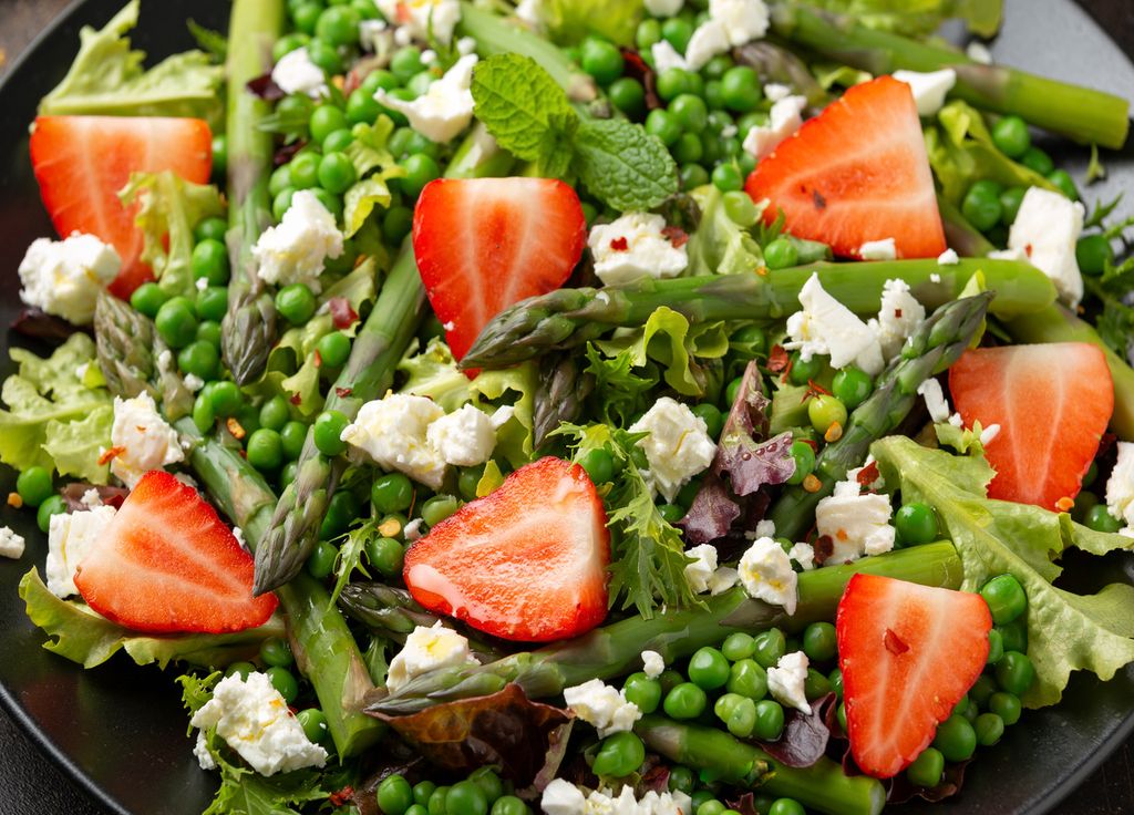 Les petits pois permettent de faire des associations surprenantes comme dans cette salade d'asperges, petits pois, fraise et féta. Les petits pois permettent de faire des associations surprenantes comme dans cette salade d'asperges, petits pois, fraise et féta.