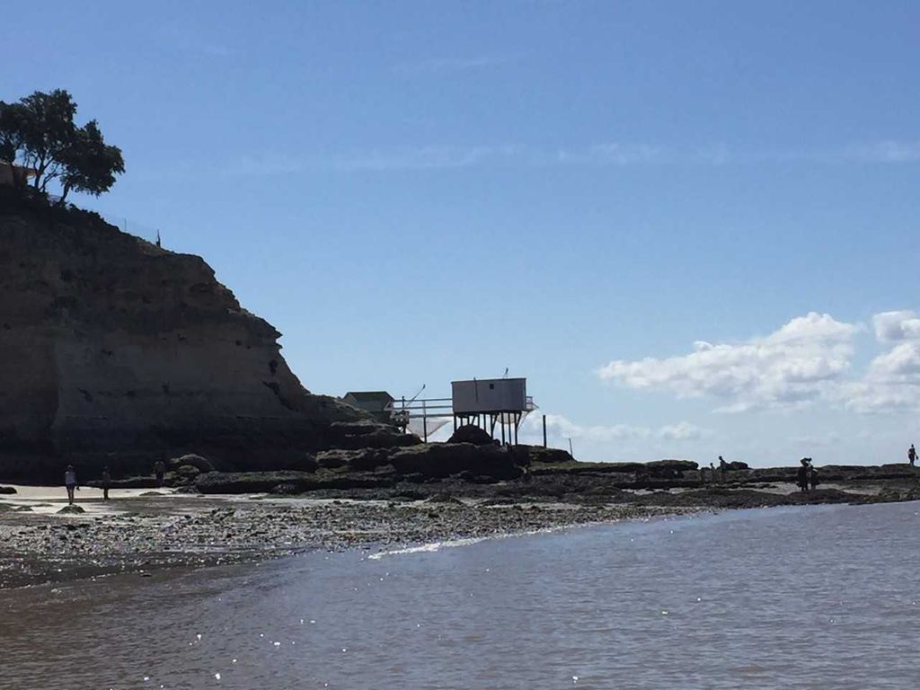 Les vacanciers de Pâques qui choisiront la plage pour destination devront composer avec les averses.