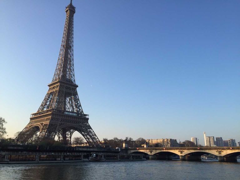 Le ciel bleu parisien de la fin mars laisse place à une météo plus chaotique en avril. Le ciel bleu parisien de la fin mars laisse place à une météo plus chaotique en avril.