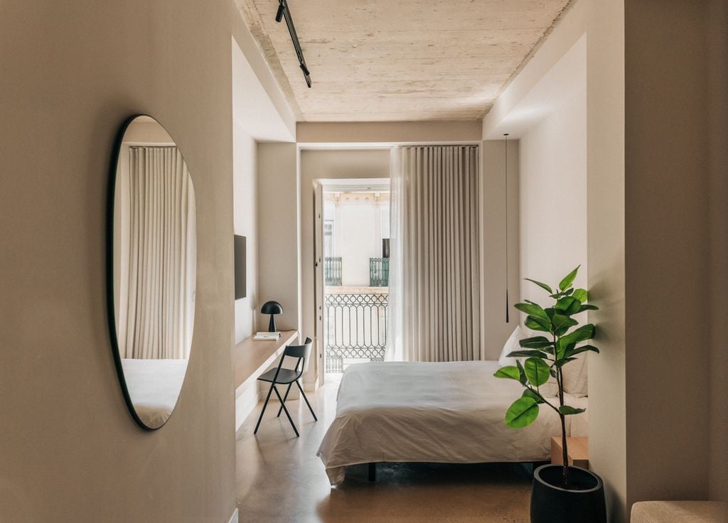 A l'hôtel Yours, à Valence, en Espagne, la palette chromatique oscille entre blanc, grège et sable.