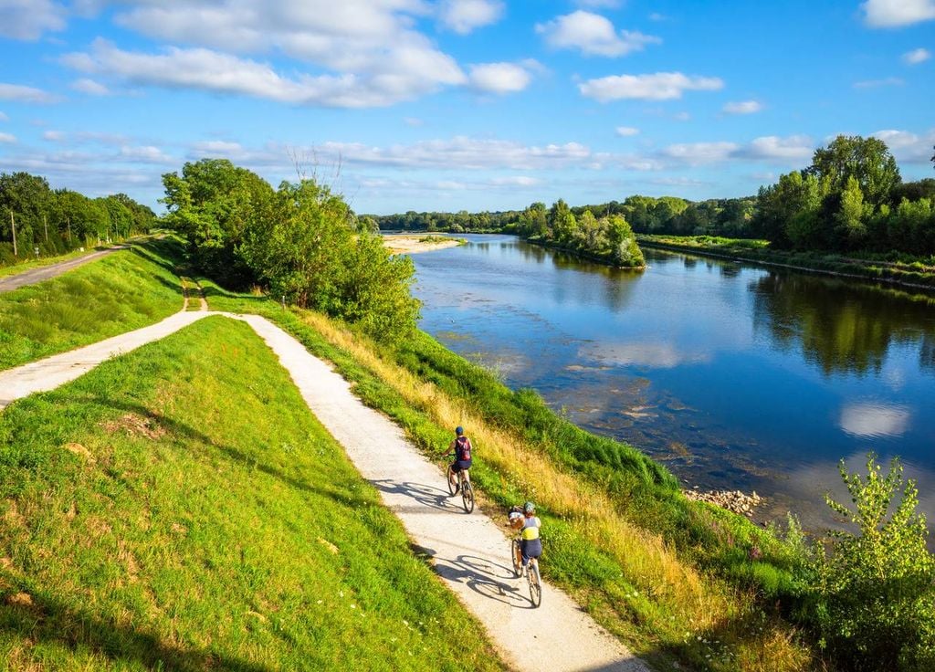 La véloroute sur les bords de la Loire. La véloroute sur les bords de la Loire.