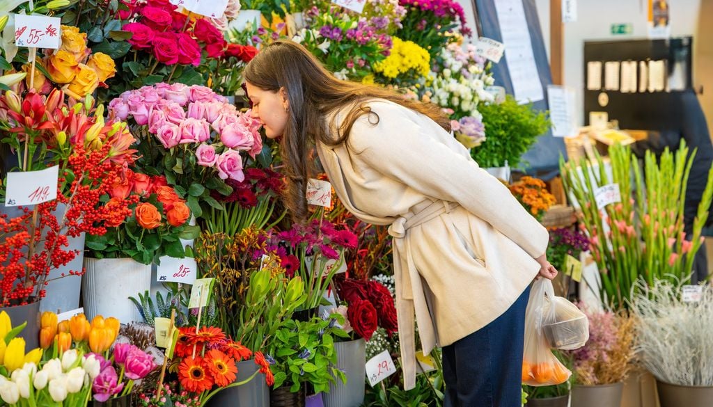 Fleurs Étal Marché France Bouquet Femme Odeur Plantes Attention aux roses car leur couleur a différente signification.