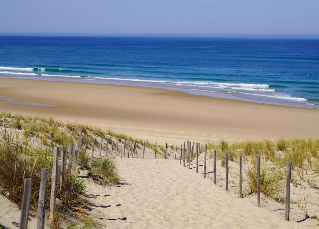 Chemin ensablé permettant d'accéder à la plage Sud de Lacanau sans abîmer la dune. Chemin ensablé permettant d'accéder à la plage Sud de Lacanau sans abîmer la dune.