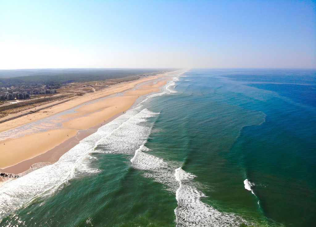 Les vagues de Lacanau sont accessibles au surfeurs de tous niveaux. Les vagues de Lacanau sont accessibles au surfeurs de tous niveaux.