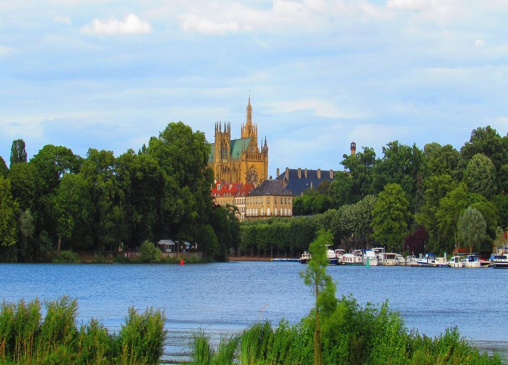 La Moselle et la cathédrale de Metz. La Moselle et la cathédrale de Metz.