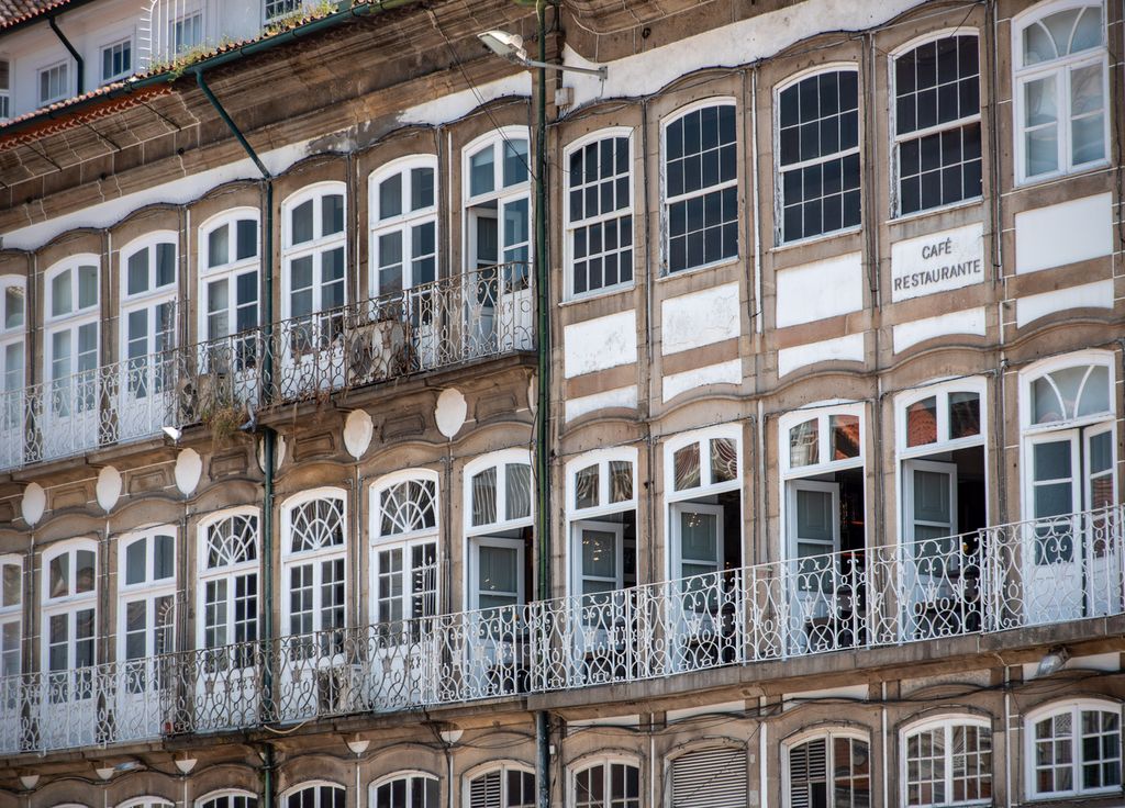 Façade traditionnelle d'une maison sur la place Largo do Toural à Guimaraes. Façade traditionnelle d'une maison sur la place Largo do Toural à Guimaraes.