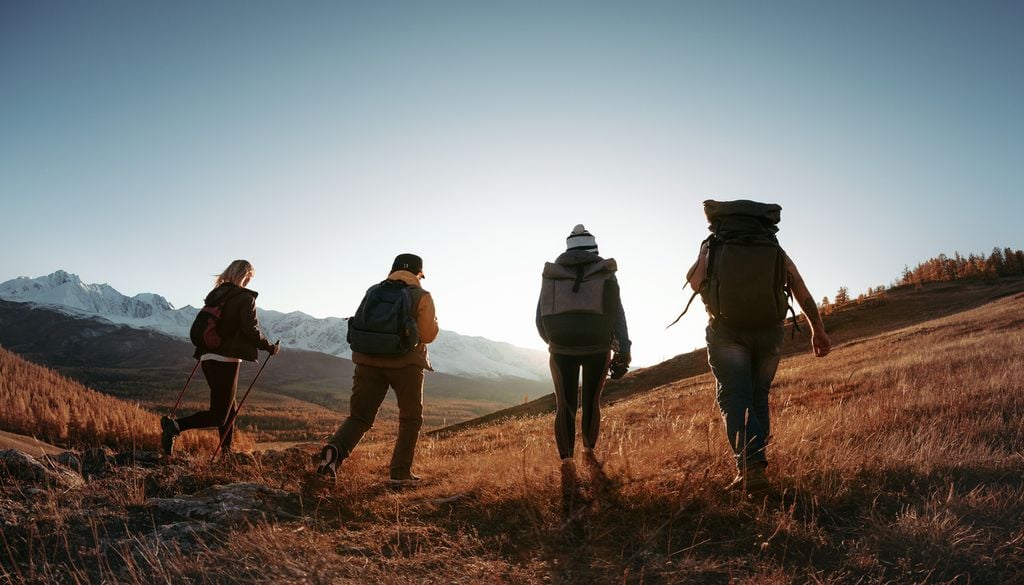 Randonnée dans les montagnes au coucher du soleil.