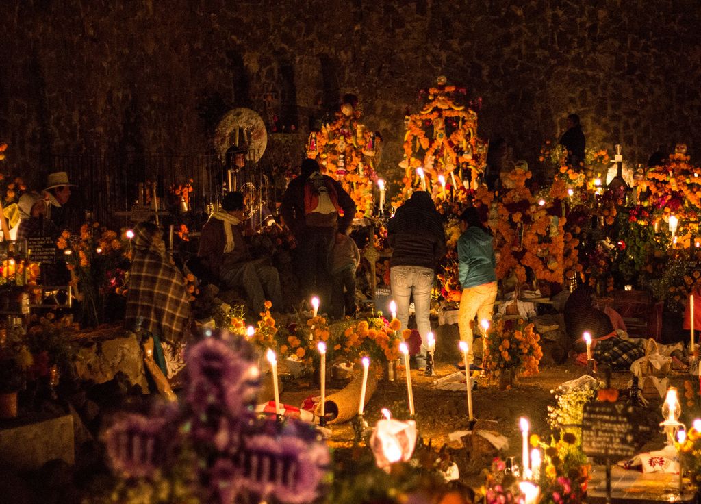 Un cimetière à Janitzio Michoacan la nuit de la fête des morts. Un cimetière à Janitzio Michoacan la nuit de la fête des morts.