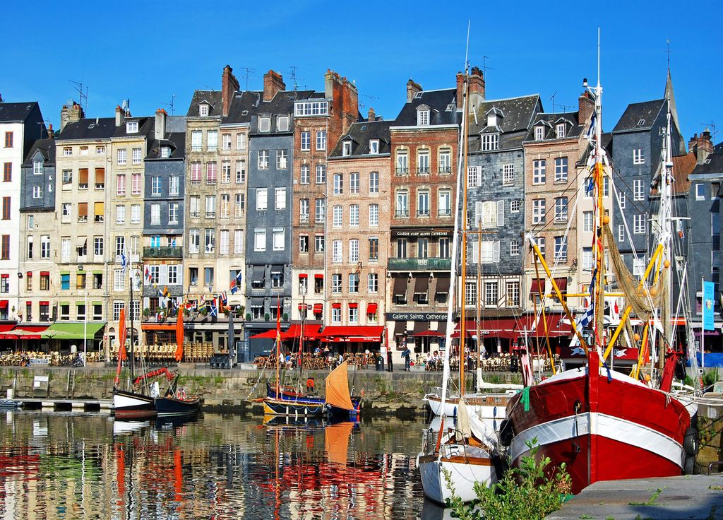 Le Vieux-Bassin et ses maisons à colombages, à Honfleur. Le Vieux-Bassin et ses maisons à colombages, à Honfleur.