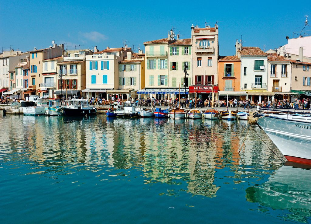 Le port de Cassis, ses terrasses et ses pointus. Le port de Cassis, ses terrasses et ses pointus.