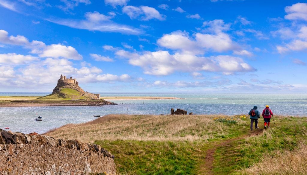 Des randonneurs atteignent l'île sacrée de Lindisfarne.