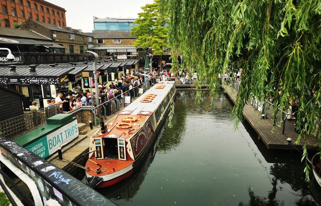 Le village de Camden Lock, à Londres, vu depuis le pont qui enjambe le Regent's Canal, avec ses bateaux et ses étals de marché.