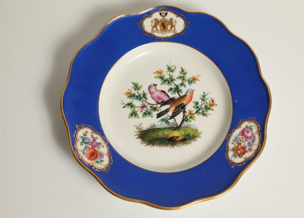 Pour les grandes tablées conviviales, on aime la vaisselle en faïence comme cette assiette ancienne.