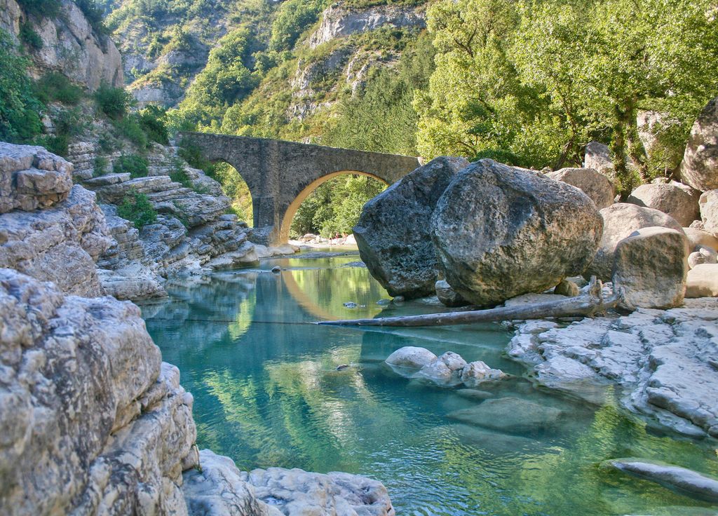 Le pont médiéval de Châteauneuf-de-Chabre (aussi appelé pont romain) est un pont de style roman à trois arches, franchissant la Méouge et situé sur la commune de Châteauneuf-de-Chabre.