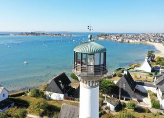 Quels sont les meilleurs spots pour passer une nuit en hauteur en Bretagne ?