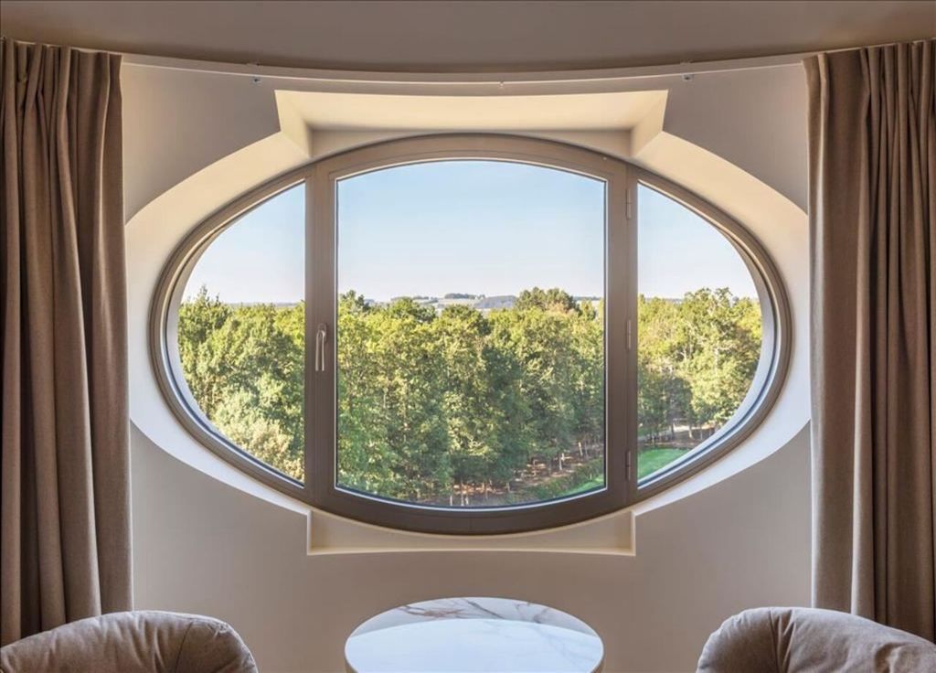 Vue d'une chambre à l'hôtel EssenCiel au domaine du Château des Pères, près de Rennes. Vue d'une chambre à l'hôtel EssenCiel au domaine du Château des Pères, près de Rennes.
