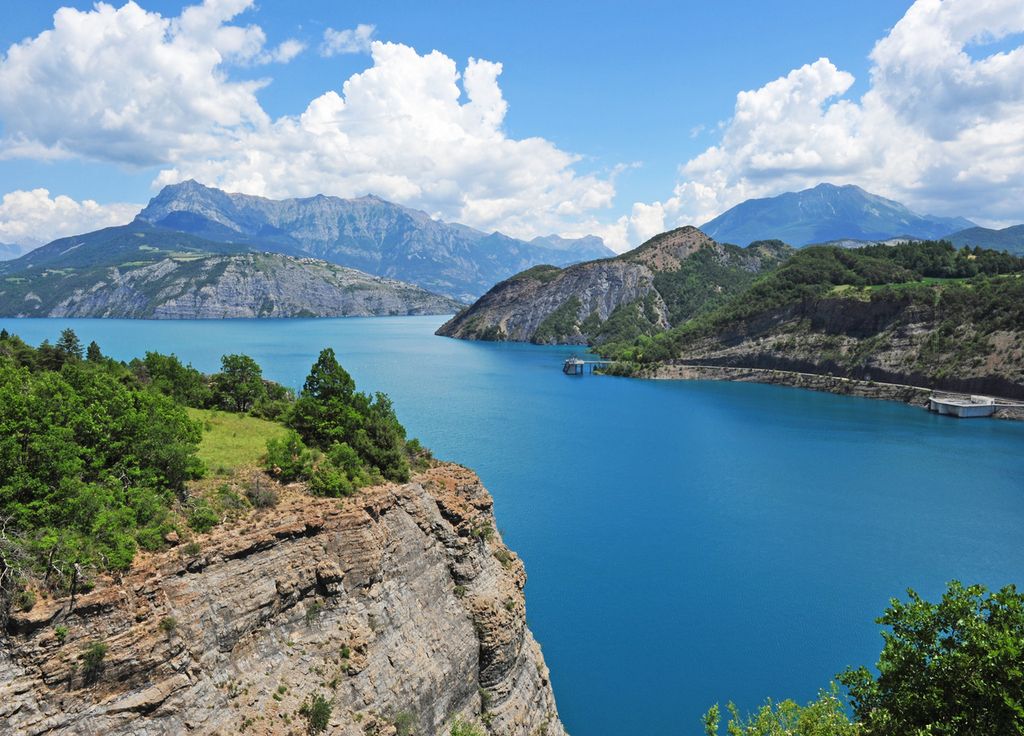 Le lac de Serre-Ponçon, dans les Hautes-Alpes, est l’un des plus grands lacs artificiels d’Europe.