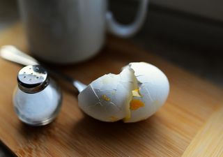 Quer cozer e descascar um ovo perfeito? Siga os truques da ciência e não irá se arrepender