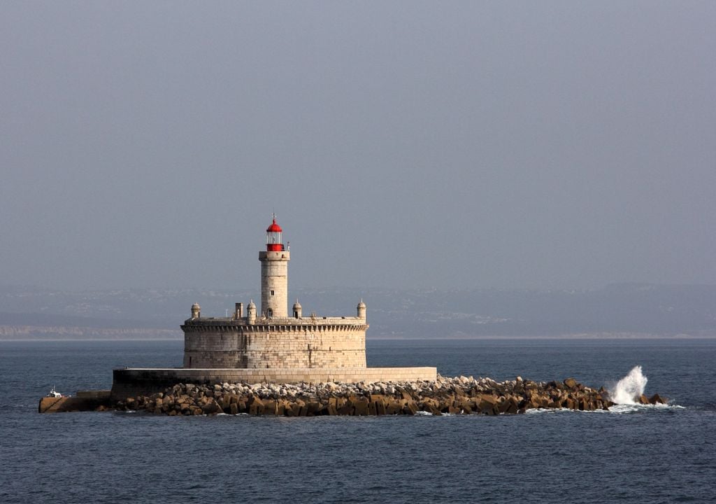Quase todos os dias o vemos, ali, sozinho no meio do Tejo, a servir de guia a quem entra e sai de Lisboa. Foto: Wikimedia // Helmut Seger