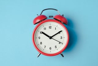 Questa domenica sposteremo l'orologio avanti o indietro? Dormiremo un'ora in più o una in meno?