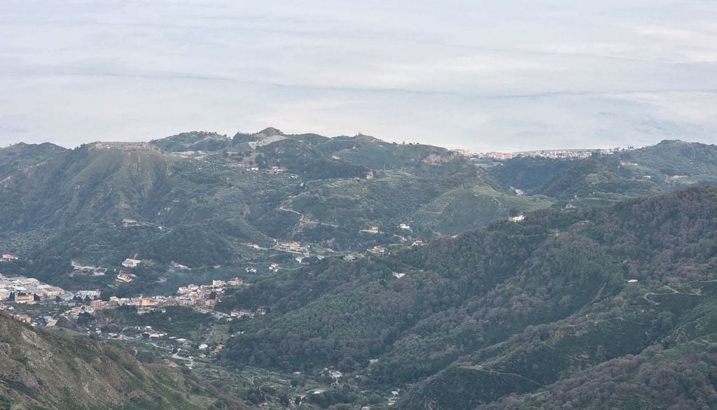 Dinnamare. I Monti Peloritani, di cui Dinnamare è una delle vette più elevate, sono un’oasi di biodiversità, caratterizzata da una natura incontaminata che sorprende per la sua varietà.