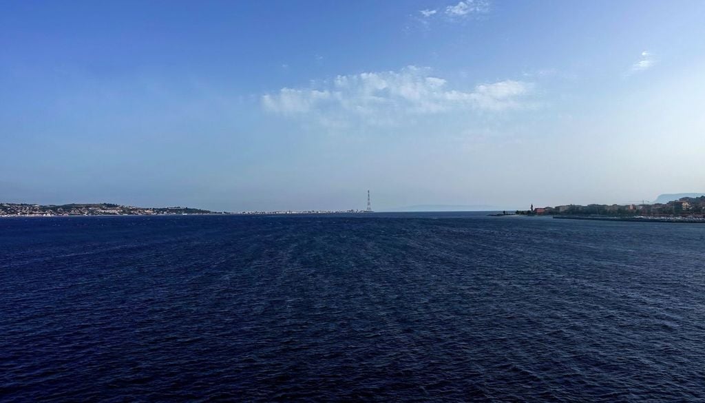 Stretto di Messina. La faglia di Capo Peloro potrebbe generare terremoti di magnitudo elevata, stimata sopra 5,5-6,0, con potenziali superiori in scenari multi-segmento. Scosse di questa magnitudo avrebbero serie ripercussioni su un territorio fragile, come quello fra la Calabria meridionale e il Messinese.