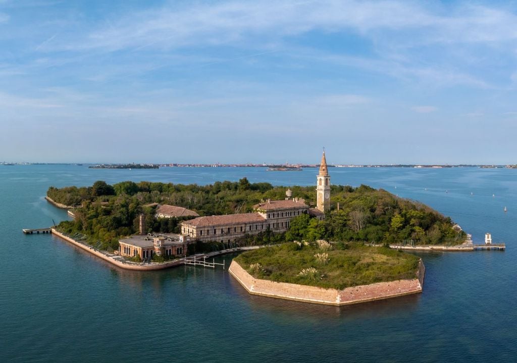 Gennaio - dove andare L'isola di Poveglia con l'isolotto artificiale di epoca medievale, nella Laguna Veneta