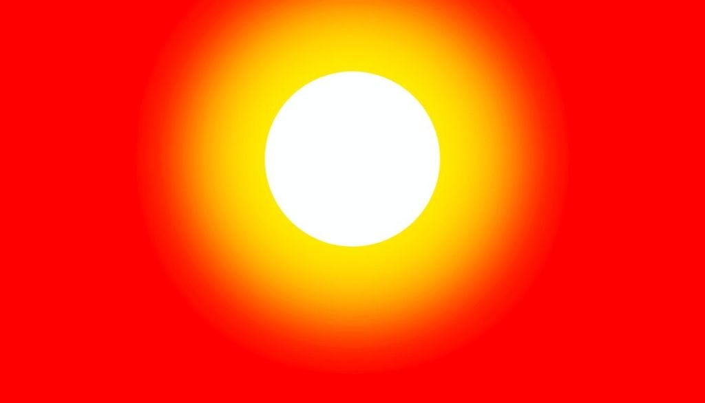 Caldo. Il Mar Mediterraneo, che si scalda molto in estate, funge da serbatoio di calore e umidità, alimentando ulteriormente le temperature notturne elevate (notti tropicali), specie lungo le coste.