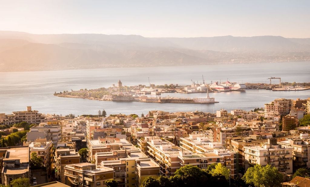 Panorama della città di Messina. Si nota l'area del porto, interessata il 28 dicembre del 1908 dall'epicentro di uno dei terremoti più forti mai registrati in Italia.