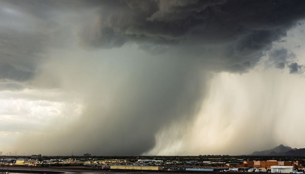 La formazione di un “bow echo” è strettamente legata alla dinamica delle correnti ascendenti (updrafts) e discendenti (downdrafts) all'interno di un temporale.