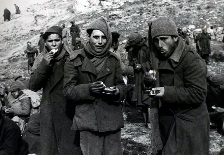 Prisioneros republicanos tomando el rancho. Observar el color de sus manos, principalmente del soldado que está en el centro. Prisioneros republicanos tomando el rancho. Observar el color de sus manos, principalmente del soldado que está en el centro.