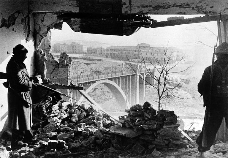 Soldados republicanos retratados por Robert Capa, Teruel enero de 1938. Soldados republicanos retratados por Robert Capa, Teruel enero de 1938.