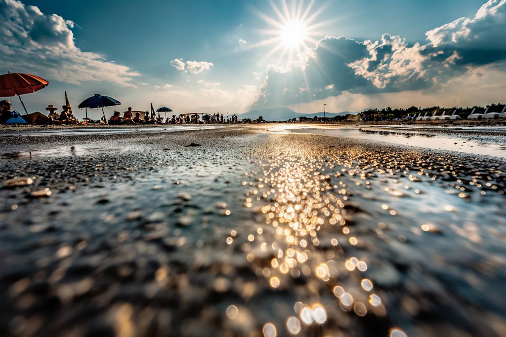 Pancada de chuva se forma próximo a praia, após dia de calor intenso.