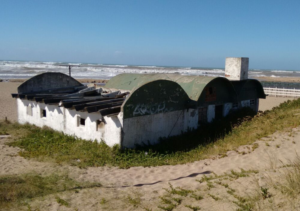 Mar del Sud En Mar del Sud todavía quedan algunas viejas construcciones de aquella "gran ciudad" que fue planificada a fines de los 1800 y que nunca se concretó. Foto: X @germandicesare