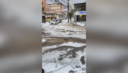 Quito se cubre de blanco: una gran granizada deja las calles bajo 60 cent&iacute;metros de hielo y desata el caos en el tr&aacute;fico